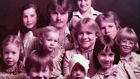 Pat and the late Russ Freeman’s eleven children pose together for a family photo in 1979. photo courtesy of Pat Freeman